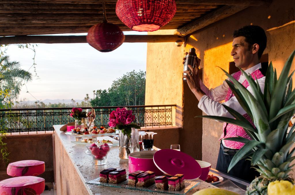 Tigmiza Boutique Hotel & Spa Ouled Jelal Exterior foto A bartender at work