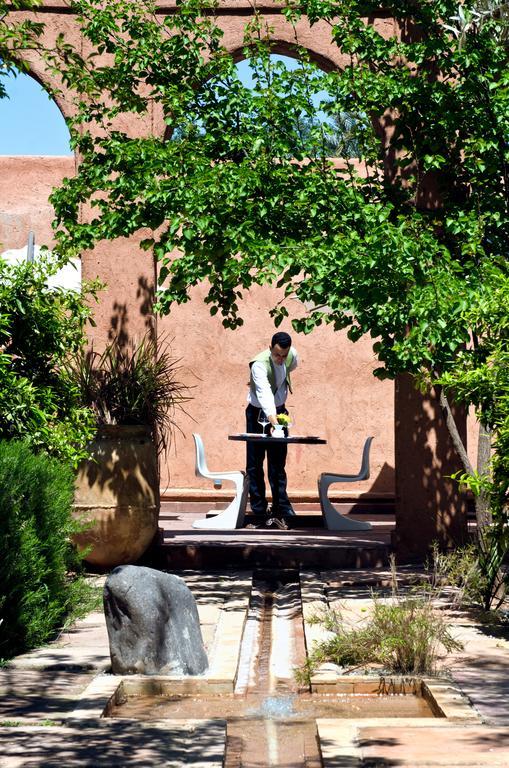 Tigmiza Boutique Hotel & Spa Ouled Jelal Exterior foto A student studying in the courtyard of the library